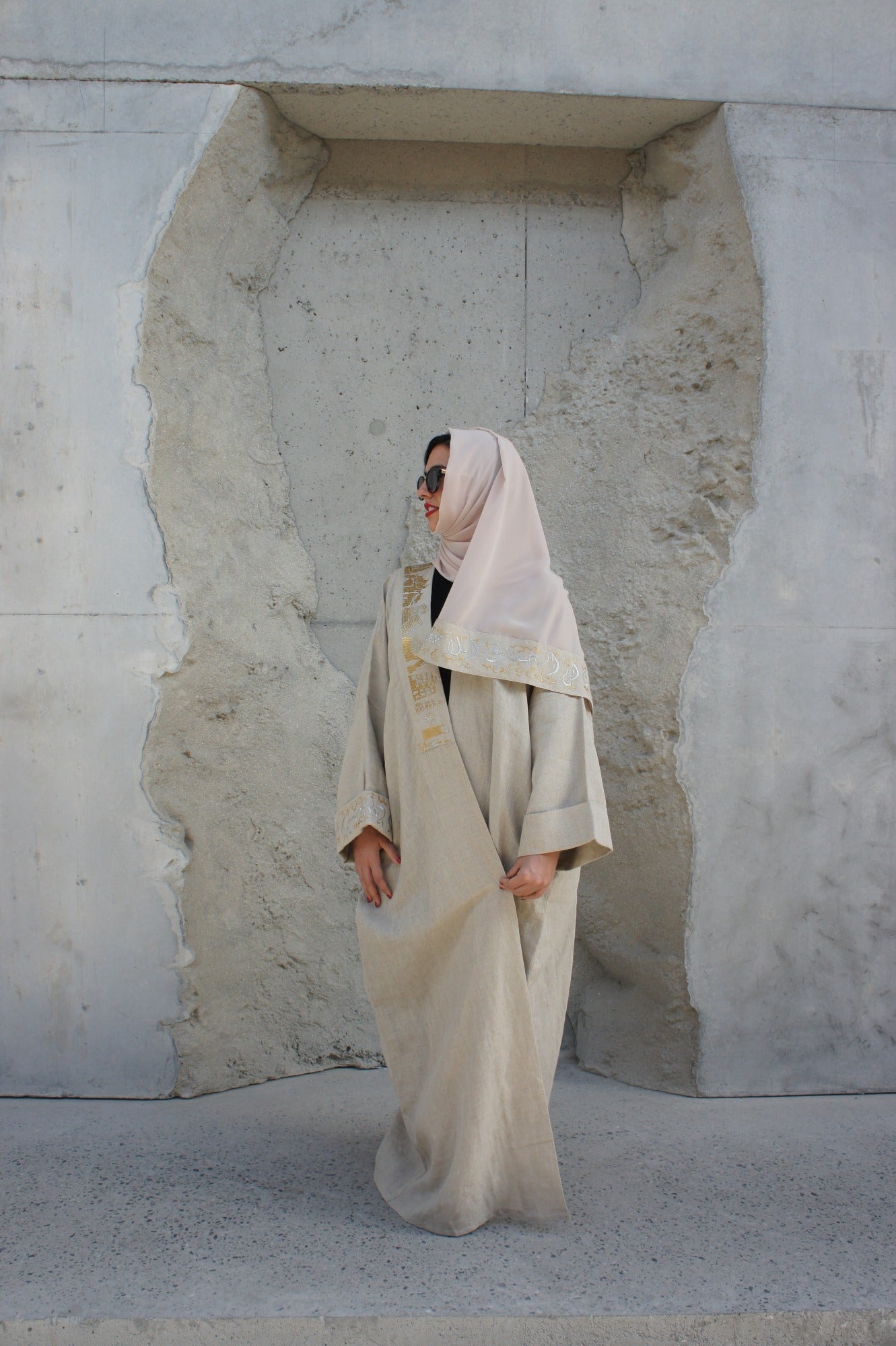 Saudi landmark linen abaya - Beige